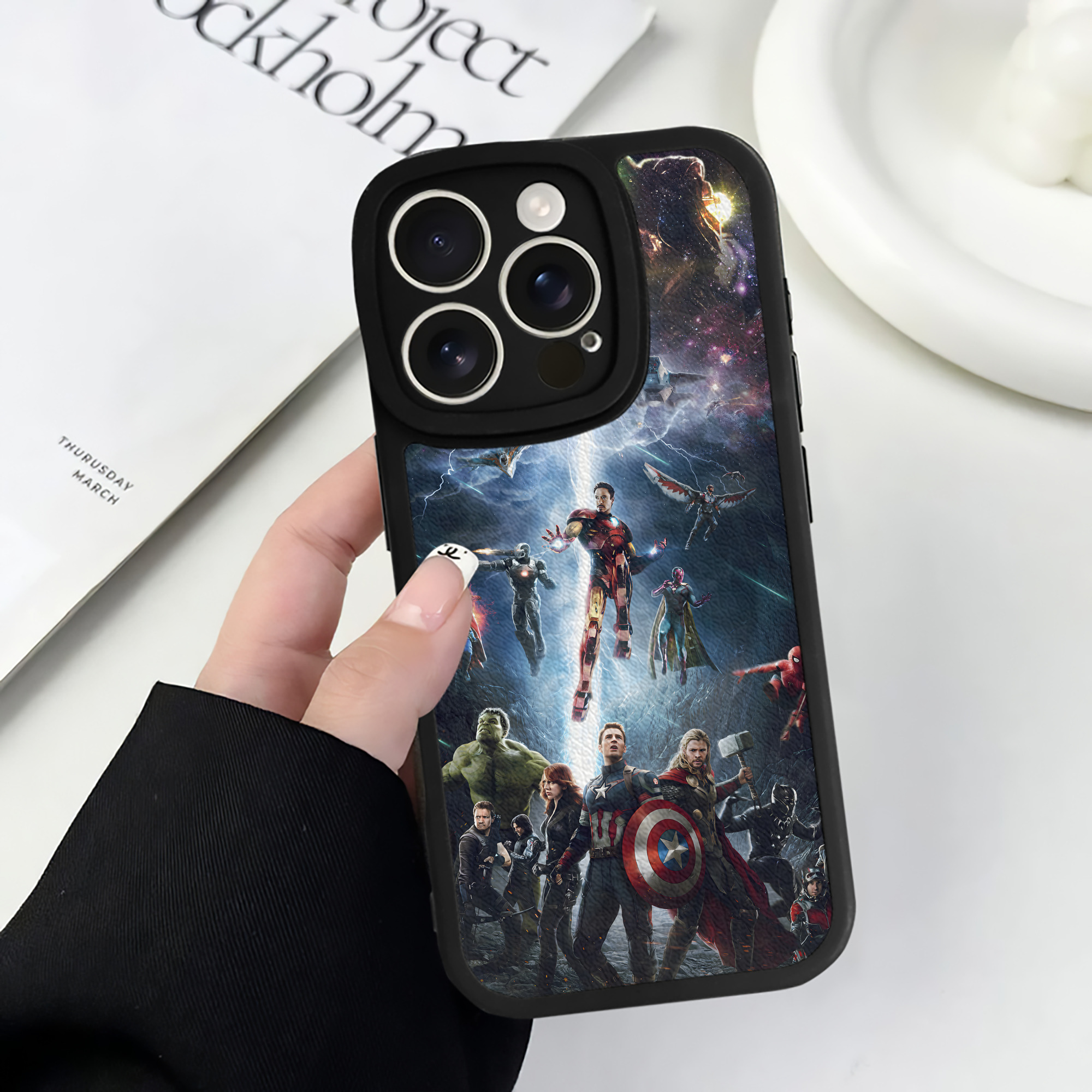 （画像用） アベンジャーズ The Avengers 【iPhone 16シリーズ対応】シリコンスマホケース（レザー調） 材質：シリコン